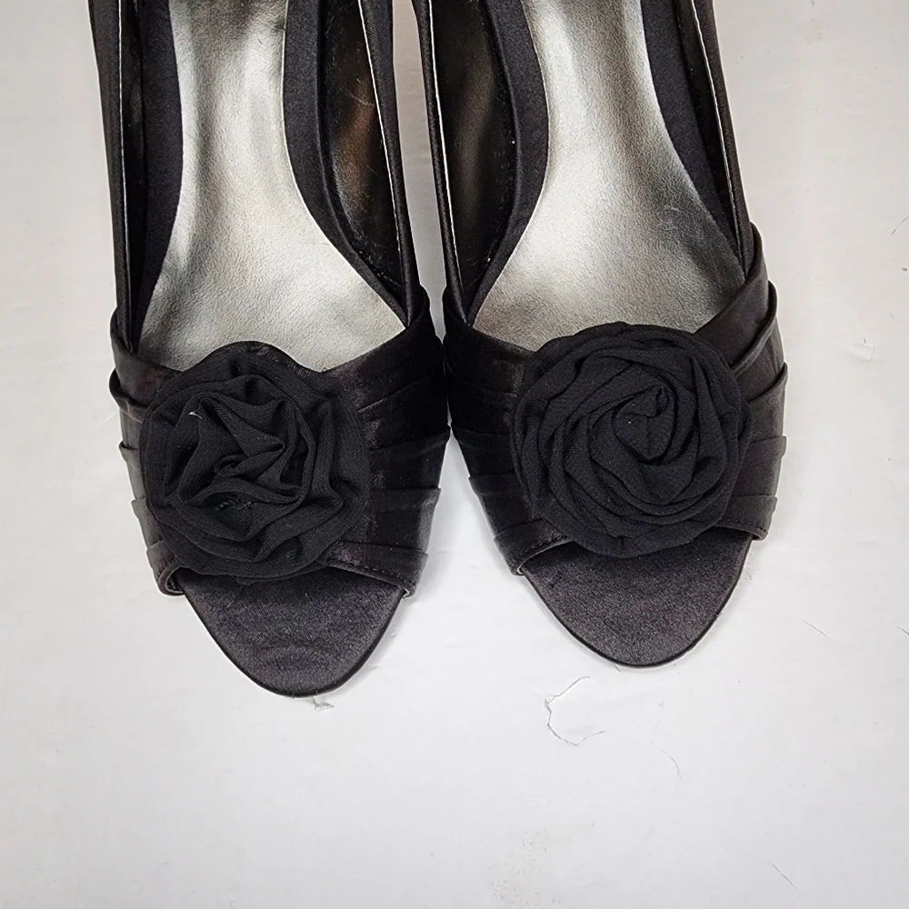 Mootsies Tootsies Black Peep Toe Bow Pumps 2.5